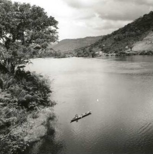 Volta, Ghana. Schiffbarer Abschnitt (Stausee?) im Akwapin-Togo-Atakora-Gebirge mit Feuchtsavanne