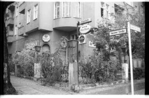 Kleinbildnegative: Eckkneipe "Strassenbahn", 1983