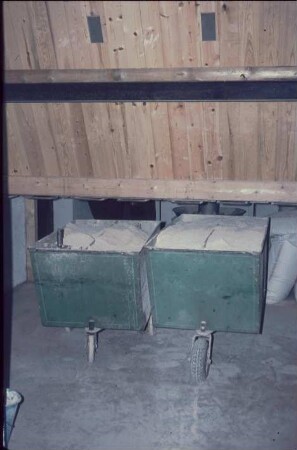 Fotografie: Fütterungstechnik, Kraftfutter, Futterwagen, Befüllung, Hochsilo