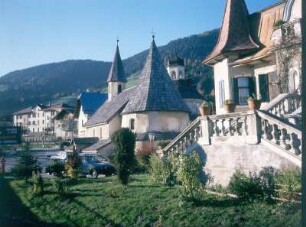 Italien. Südtirol. Innichen. Ortsteilansicht mit Kirche zum heiligen Grab