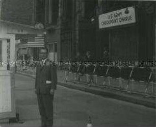 Peter Olsen am Checkpoint Charlie, Grenzübergang Friedrich-, Zimmer- und Kochstraße