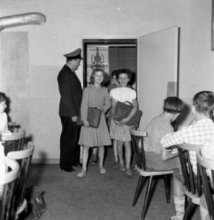 Hadamar (Landkreis Limburg-Weilburg). Wartesaal für Schulkinder (wohl im Bahnhofsgebäude). Ein Bahnangestellter nimmt die Kinder nach dem Unterricht in Empfang
