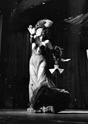 Berlin: Kabarett der Komiker; Maria Sazarina; tanzt