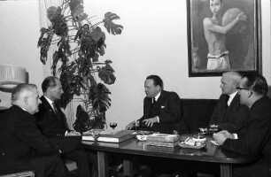Freiburg: Rathaus, Amerikanischer Botschafter George C. Mc Ghee, Generalkonsul Paul Sweet, Dr. Clark beim Oberbürgermeister