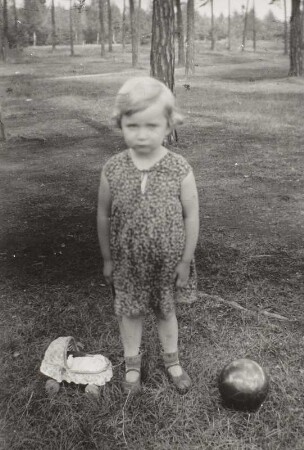 Kleines Mädchen mit Spielzeug auf einem Waldspaziergang