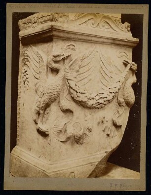 Römisches Theater, Arles: Altar des Apoll, Schwäne mit Girlande