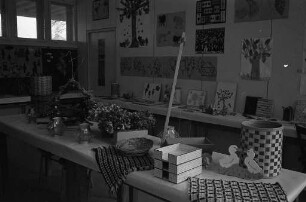 Ausstellung selbstgebastelter Geschenke von Schülerinnen und Schülern der Sonderschule für Bildungsschwache, Waldschule, im Weiherfeld.