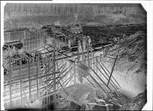 Staustufe Wipfeld. Blick vom linken Ufer in die Wehrbaugrube "L". Links die Joche für die Transportbrücke, rechts Betoneinbringung am Vorkopf des Fischpasspfeilers.