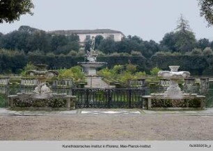 Brunnen mit Meeresungeheuern als Sockel