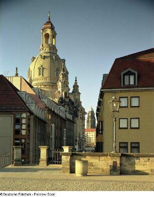 Frauenkirche : Blick von der Brühlschen Terrasse in die Münzgasse, zur Frauenkirche, zum Rathausturm und zum Hotel "Hilton"