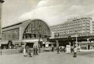 Der S-Bahnhof Alexanderplatz in Berlin