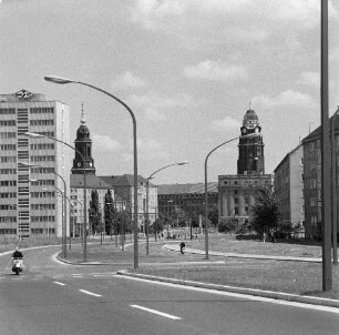 Dresden, Budapester Straße. Blick gegen Datenverarbeitungszentrum, Turm der Kreuzkirche und Rathaus mit Turm