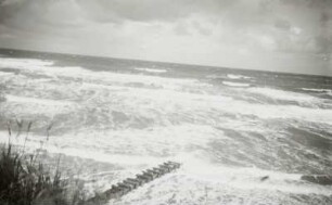 Blick vom Steilufer über die Ostsee bei starkem Wellengang
