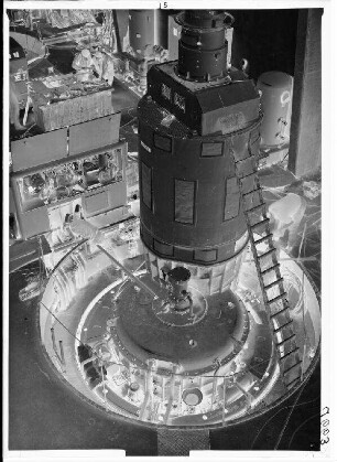 Staustufe Schweinfurt. Kraftwerk. Blick vom Montagekran auf Turbine II mit Generator einige Tage vor Inbetriebnahme.