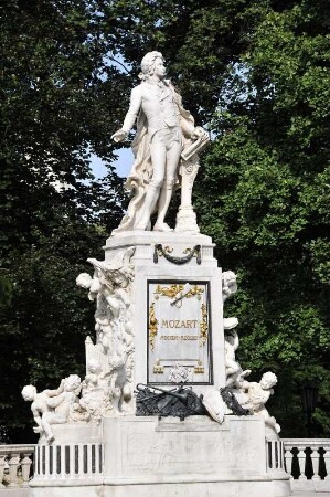 Mozart : Blick auf das Mozart-Denkmal im Burggarten