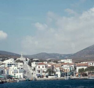 Tinos (Stadt), Hafen und Pilgerstraße zur Tiniótissa