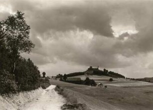 Runding. Landschaftsausschnitt mit Burgruine Runding