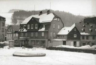 Klingenthal, Leninstraße (Graslitzer Straße). Wohn- und Geschäftshaus. Ansicht vom Leninplatz (Marktplatz)