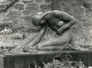 Schwarzenberg-Wildenau. Friedhof. Figurengrabmal der Familie Krauß (Diorit, Zinkguß, 1. Hälfte 20. Jahrhundert)