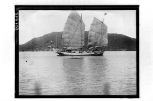 Segelschiff : Südthailand. Dschunke auf dem Meer vor bewaldeter Küste, 1912/1913