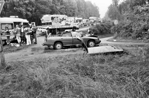 Ostring: Verkehrsunfall mit zwei Pkws: verunglückter Pkw mit eingedrückter Front: rechts daneben abgetrenntes Dach: hinten Rettungs-, Feuerwehr- und Polizeifahrzeuge: dazwischen Rettungskräfte: 11. Juni 1999