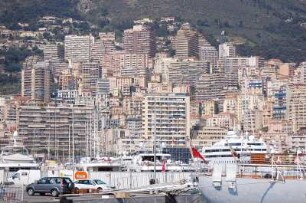 Monte Carlo - Hochhäuser : Blick vom Hafen auf das Wohn-und Geschäftsviertel von Monte Carlo. 2006