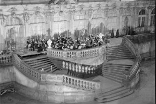 Serenade im Dresdner Zwinger mit Rundfunk-Sinfonieorchester Leipzig? unter Heinz Bongartz. Blick auf das Orchester