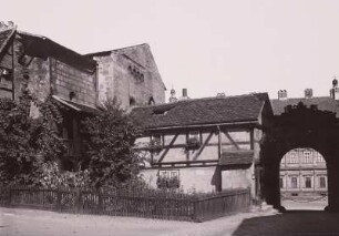 Bamberg, Alte Hofhaltung : Bamberg. Alte Hofhaltung. Blick aus dem Innenhof nach Nordosten durch das Eingangstor