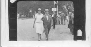 Argentinien. Ernst Otto Gerhardt und seine Frau Amelia auf einer Straße