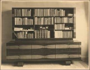 Wohnung. Inneneinrichtung: Arbeitszimmer Kommode mit Bücherregal als Aufsatz