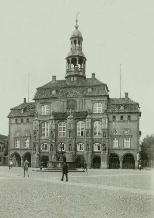 Lüneburg. Rathaus und Marktbrunnen