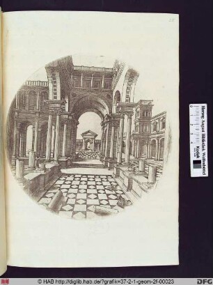 Blick auf und durch die Ruine eines großen Gebäudes, im Vordergrund zerstörte Säulen und Kapitelle, im Hintergrund ein Tor mit Dreiecksgiebel.