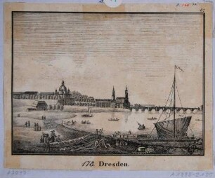Stadtansicht von Dresden, Blick von Osten über die Elbe mit Booten auf die Altstadt und die Augustusbrücke