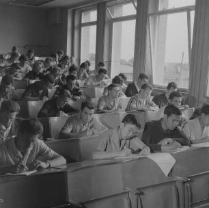 Freiberg. Bergakademie, Studenten in einem Vorlesungsraum