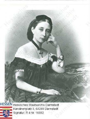 Alice Großherzogin v. Hessen und bei Rhein geb. Prinzessin v. Großbritannien (1843-1878) / Porträt, sitzend, Halbfigur