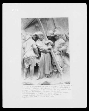 Tür — Reliefzyklus mit Szenen aus dem Neuen Testament, Evangelisten und Kirchenvätern — linker Flügel, siebente Reihe, linkes Relief: Kreuztragung