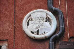Relief an einer Hauswand in Venedig : Regenrohr neben einem historischen Relief an einer Hauswand. Aufgenommen am Rosenmontag, dem 20. Februar 2012 in Venedig
