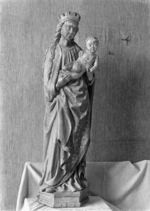 Stehende Maria mit Christuskind