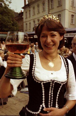 Freiburg: Wahl der Badischen Weinkönigin 1977; Weinkönigin mit Weinglas [Gerhild Sick]