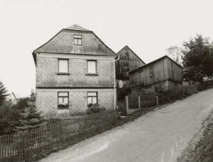 Markneukirchen (Vogtlandkreis), Wohnhaus, Zimmerloh 61, Straßenansicht (Giebelseite) mit Scheune und Schuppen eines Nachbargrundstück