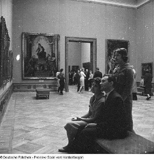 Junge Besucher in Gemäldegalerie