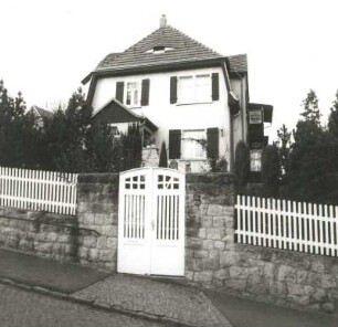 Cossebaude, Weinbergstraße 20. Villa (um 1910). Ansicht mit Tor der Einfriedung