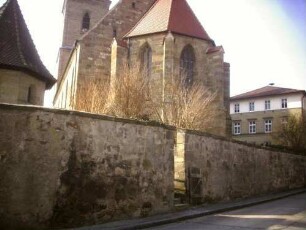 Ansicht von Osten mit Kirche über Kirchhofmauer (Wehrgang mit Steinbrüstung und Schießscharten abgetragen) in Übersicht