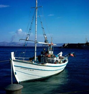 Kreta, Agia Galini am Golf von Messara. Fischerboot eines Schleppnetzfischers im Hafen