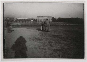 Ohne Titel (Frau mit Sack, Kind und Frau vor Stadtrand)