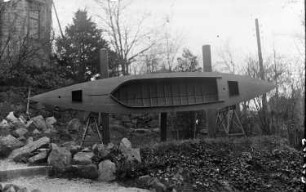 Wernigerode. Garten der Familie Knochenhauer. Seitlich aufgebocktes Paddelboot (Rohbau?)