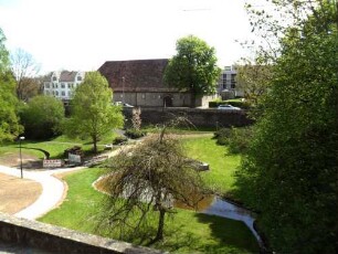 Stadtbild-Ansicht im Südosten-Sicht von der Stadtmauer über den im 19 Jh aufgefüllten Stadtgraben nach Osten mit der alten Kelter (außerhalb der Stadt gelegen)