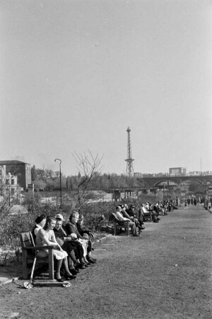 Berlin, Hohenzollerndamm : Blick zum Funkturm