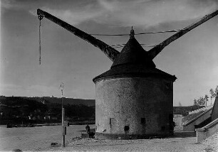 Trier an der Mosel. Ansicht des 1413 errichteten Alten Krahnen, einem in steinbauweise errichteten Turmdrehkran am rechten Moselufer.