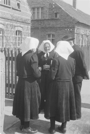 Schleifer Kirchgangstracht in Schleife. : Slepjanska kemšaca drasta w Slepom.